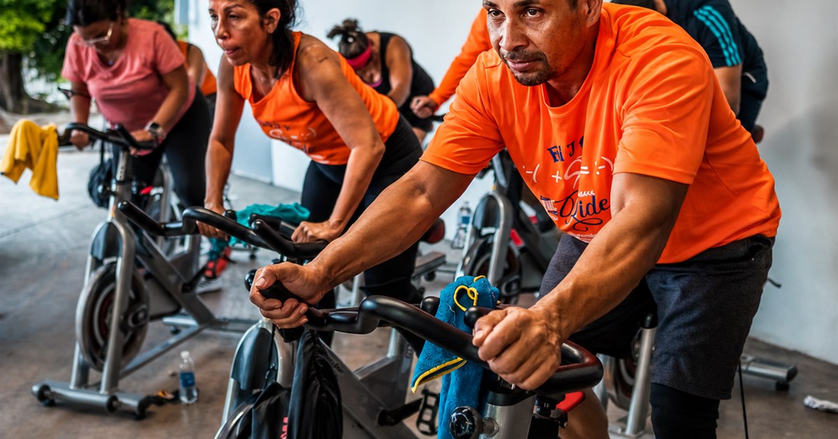 Participantes de una clase de Indoor Cycling en Westside Fitness Club